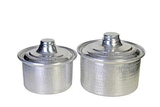 A set of 2 cooking pots