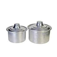 A set of 2 cooking pots